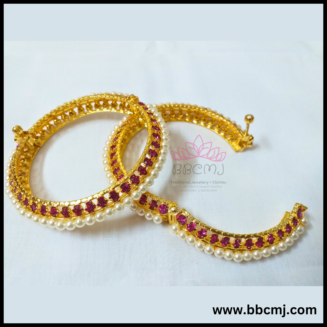 Moti store tode bangles