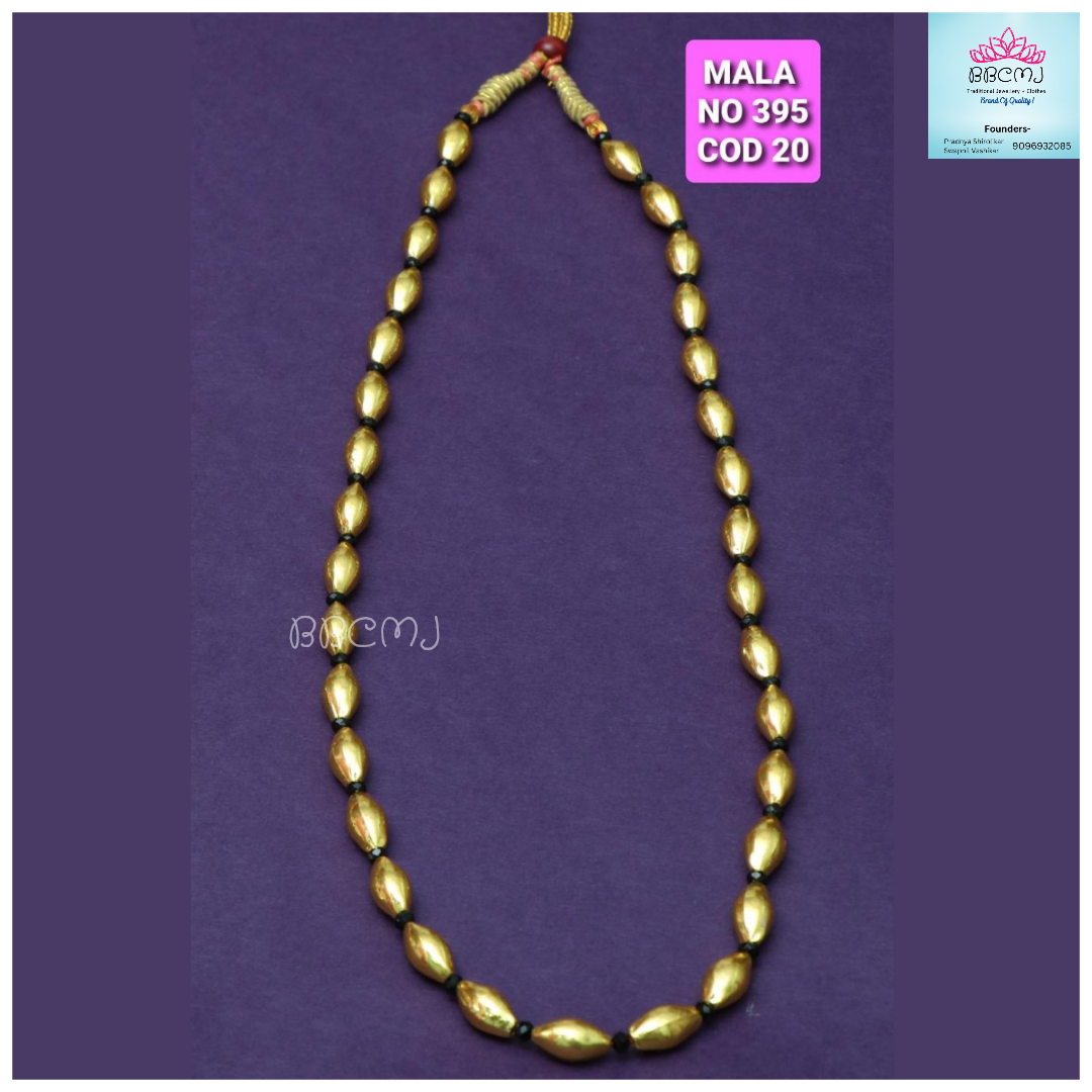 A gold-coated one-line bormal necklace with matching earrings.